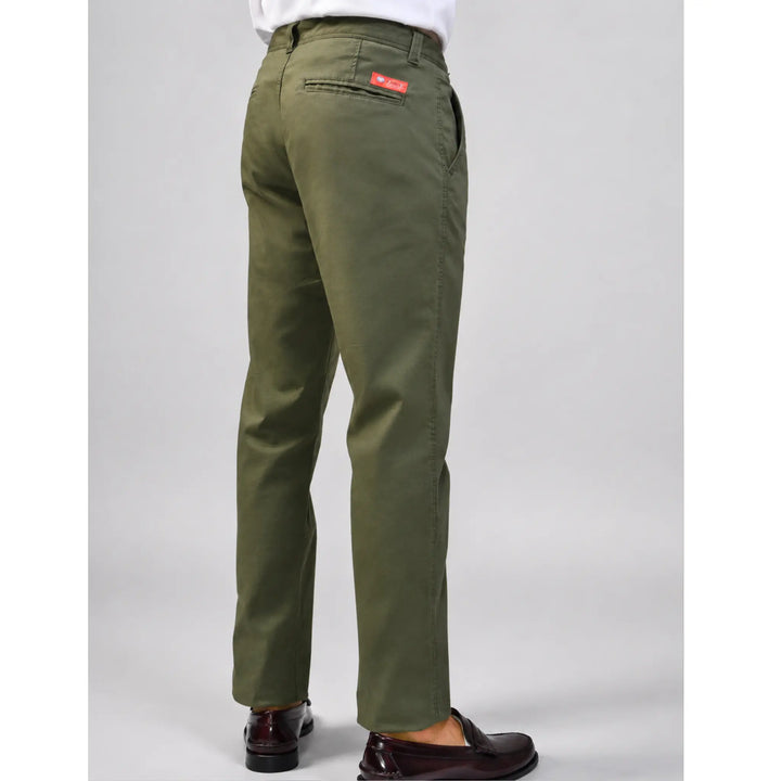Pantalón Distan verde para hombre visto desde atrás con bolsillo trasero y etiqueta