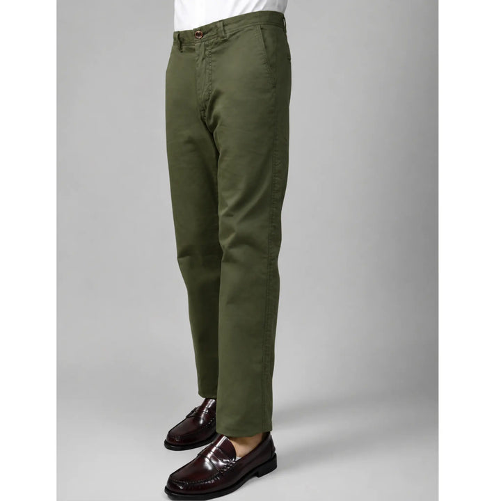 Vista lateral del pantalón Distan verde para hombre con bolsillos inclinados y corte recto