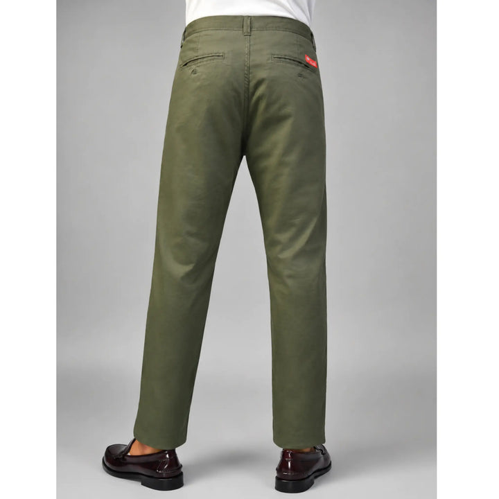 Vista trasera del pantalón Distan verde para hombre con bolsillos de vivo