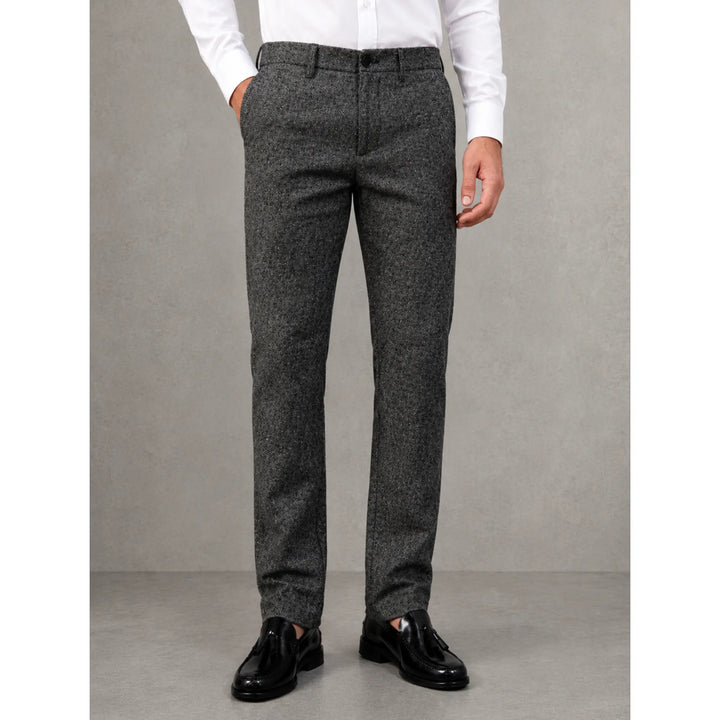 Pantalón gris elegante para hombre Serafín combinado con camisa blanca
