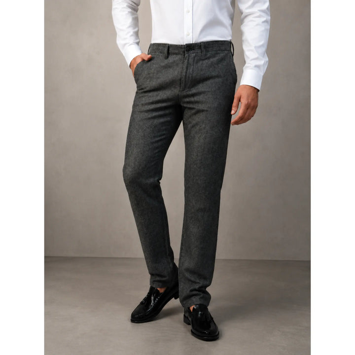 Pantalón gris Serafín para hombre con camisa blanca y mocasines negros