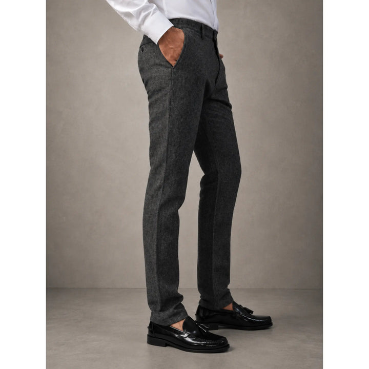 Vista lateral del pantalón gris Serafín para hombre fabricado en España