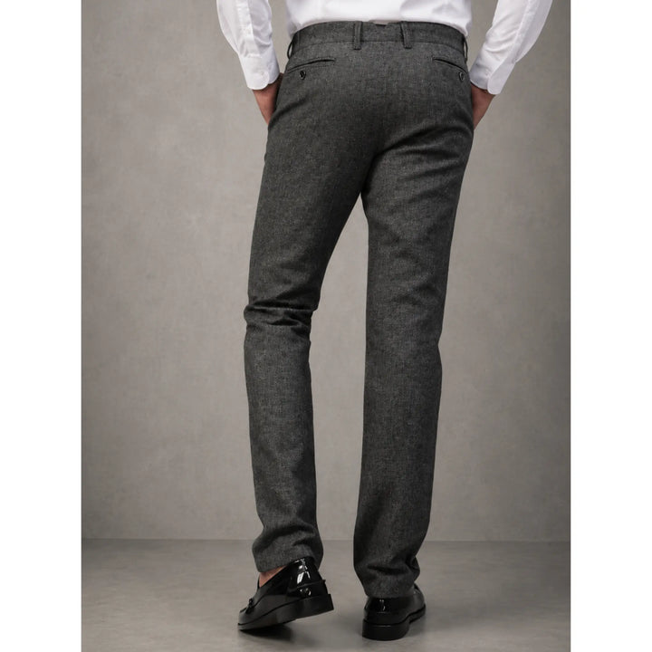 Vista trasera del pantalón gris Serafín con bolsillos de botón