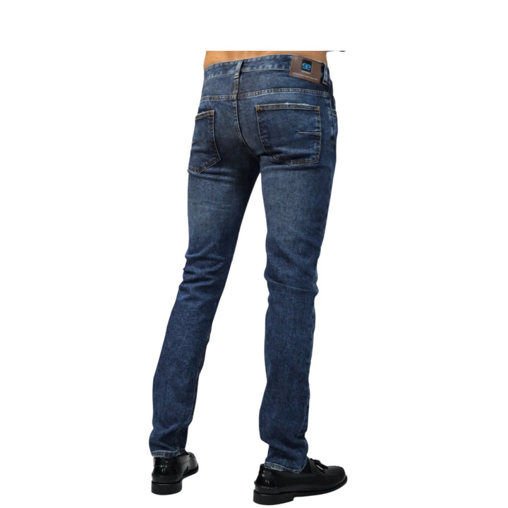 Pantalón vaquero Rocco para hombre en color azul, vista completa de la espalda.