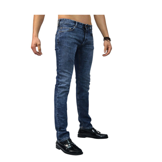 Pantalón vaquero Rocco para hombre en color azul, detalle frontal.