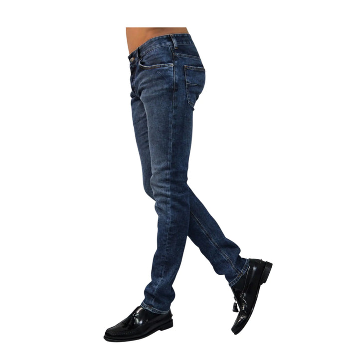 Pantalón vaquero Rocco para hombre en color azul, vista lateral caminando.