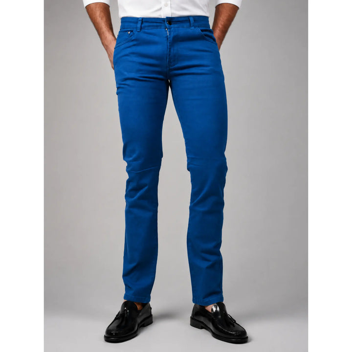 Detalle frontal del pantalón vaquero azul Adelpho para hombre EE Exclusive con cierre, bolsillos y ajuste recto.