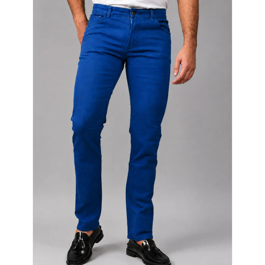 Pantalón vaquero azul Adelpho para hombre EE Exclusive en vista frontal con camisa blanca y mocasines negros.