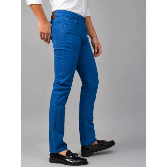 Pantalón vaquero azul Adelpho para hombre EE Exclusive en vista lateral con ajuste recto y mocasines negros.