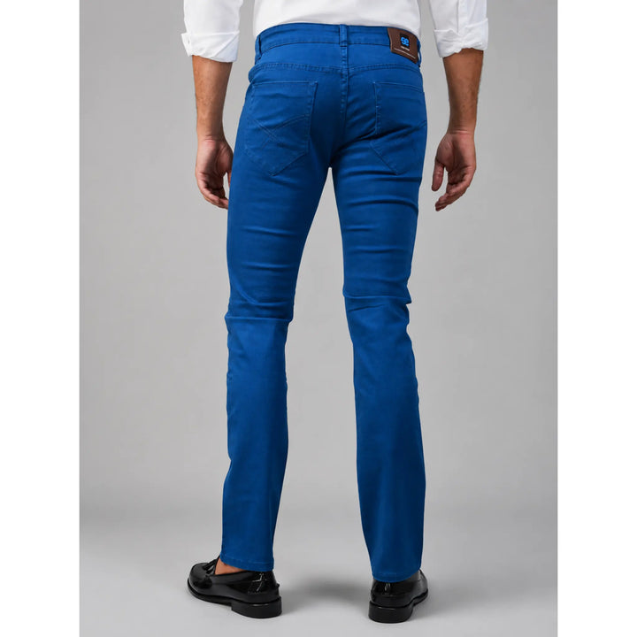 Vista trasera del pantalón vaquero azul Adelpho para hombre EE Exclusive con bolsillos posteriores y camisa blanca.