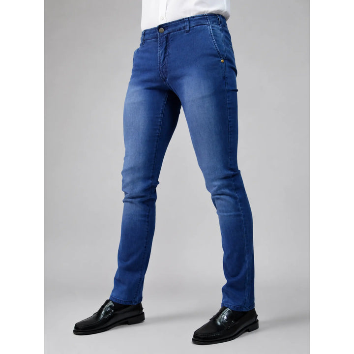 Detalle frontal del pantalón vaquero chino Santiago azul para hombre con bolsillos rectos y bolsillo reloj.