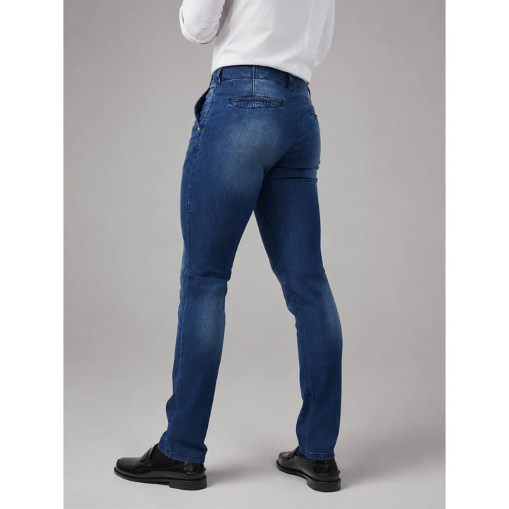Detalle trasero del pantalón Santiago azul para hombre con bolsillos rectos y acabado tipo vaquero chino.