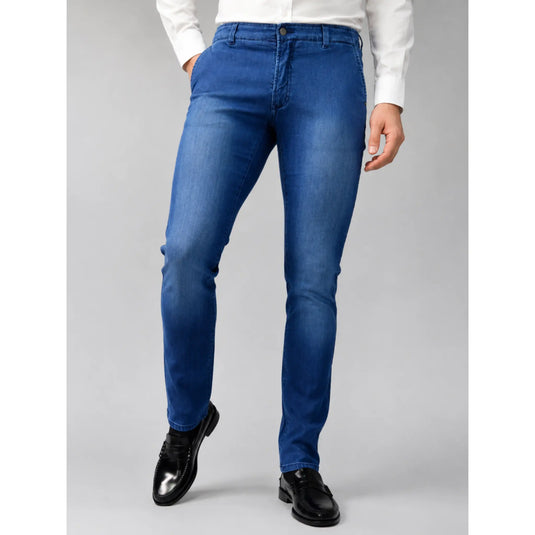 Pantalón vaquero tipo chino Santiago azul para hombre, vista frontal con camisa blanca y mocasines negros.