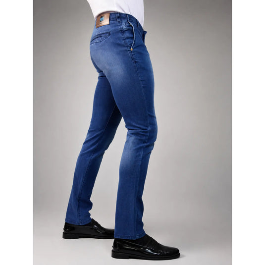 Pantalón vaquero tipo chino Santiago azul para hombre, vista lateral con bolsillos traseros rectos.