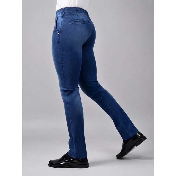 Pantalón Santiago azul tipo chino para hombre, vista trasera lateral con corte ajustado y tejido elástico.