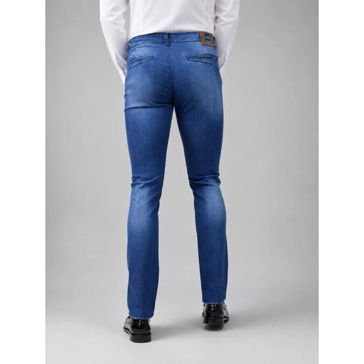 Pantalón vaquero tipo chino Santiago azul para hombre, vista trasera completa con bolsillos rectos.