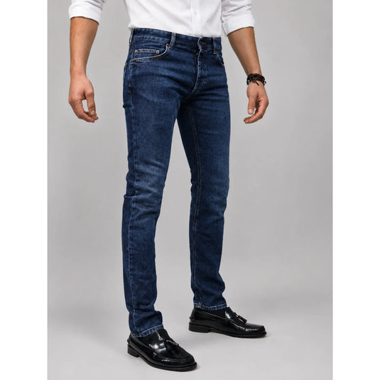 Vista frontal en ángulo del pantalón vaquero Rocco azul para hombre