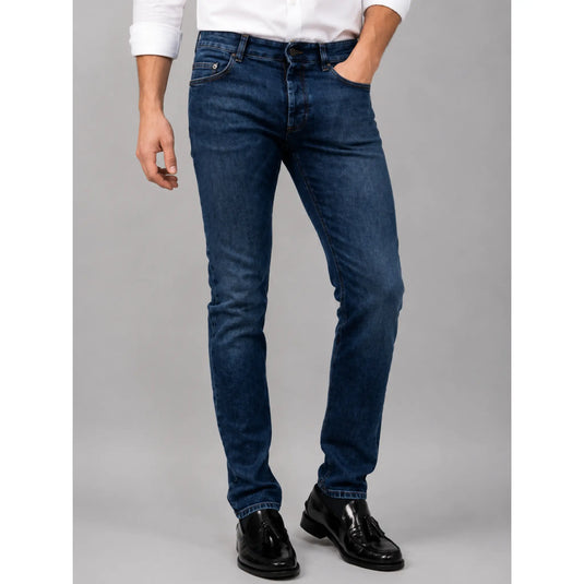 Pantalón vaquero Rocco azul para hombre con camisa blanca y mocasines negros