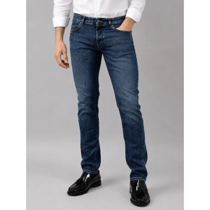 Pantalón vaquero Rocco azul para hombre combinado con camisa blanca
