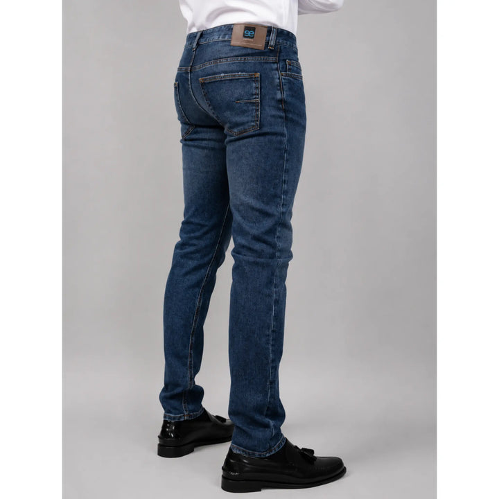 Vista trasera en ángulo del pantalón vaquero Rocco azul para hombre