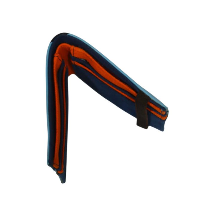 Perfil lateral de cartera West azul y negro plegada con cierre elástico