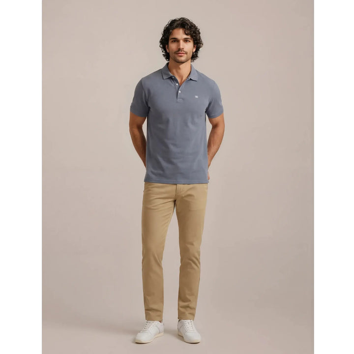 Look completo con polo azul jeans para hombre Asse combinado con pantalón beige en un estilo limpio y sofisticado de EE Exclusive