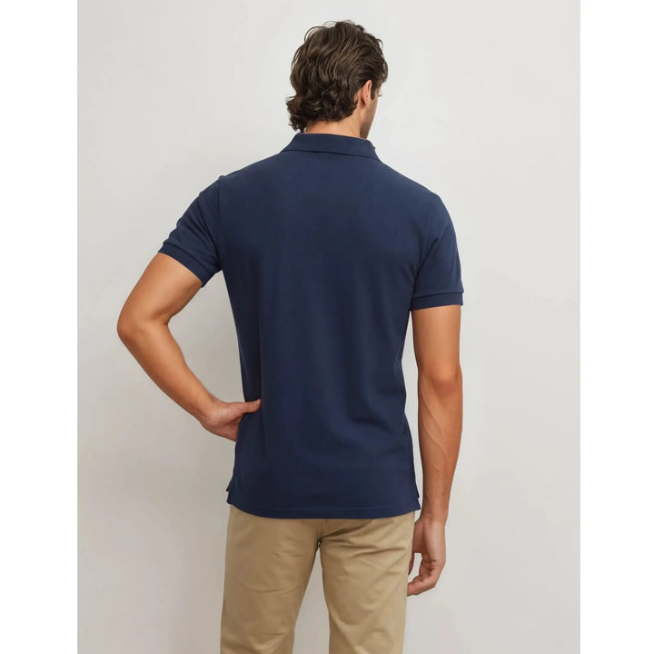 Vista trasera polo azul marino hombre Bakes EE Exclusive con corte limpio y ajuste regular cómodo