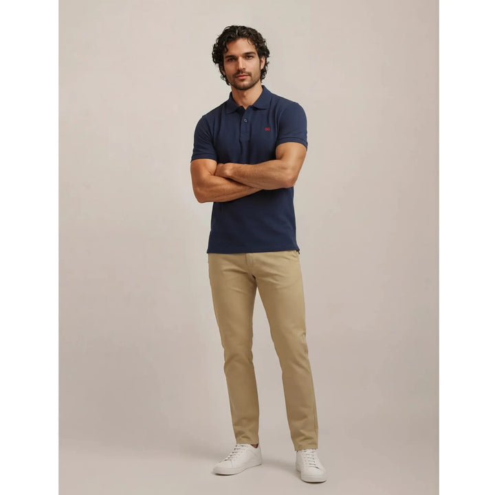 Outfit con polo azul marino hombre Bakes EE Exclusive combinado con chino beige, look casual elegante fácil de llevar