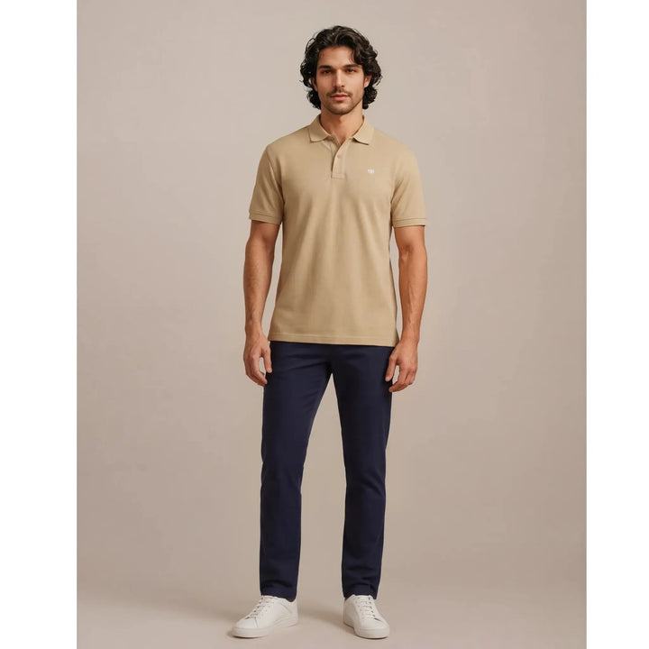 outfit hombre con polo camel regular combinado con pantalon azul look elegante casual
