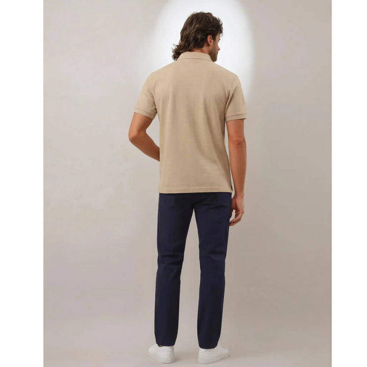 polo camel para hombre Kile vista trasera, corte regular fit cómodo y versátil