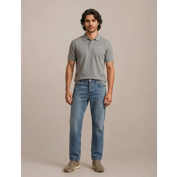 Polo gris para hombre de algodón con estilo premium combinado con vaqueros en look completo