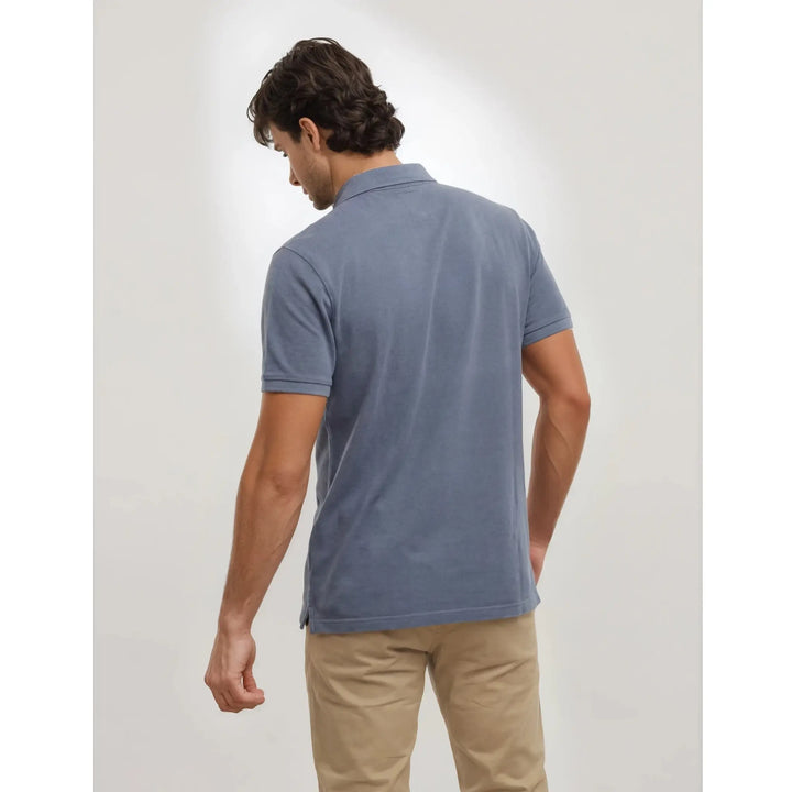 Vista trasera del polo azul jeans para hombre Asse de EE Exclusive con diseño minimalista y ajuste cómodo para el día a día