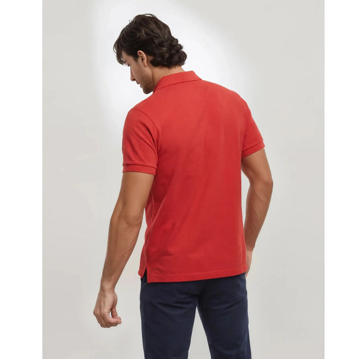 polo rojo hombre vista trasera ajuste entallado