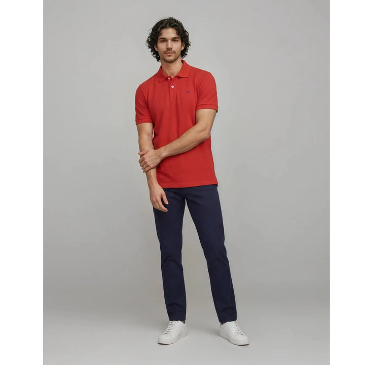 polo rojo hombre look casual con Pantalnes chinos outfit diario