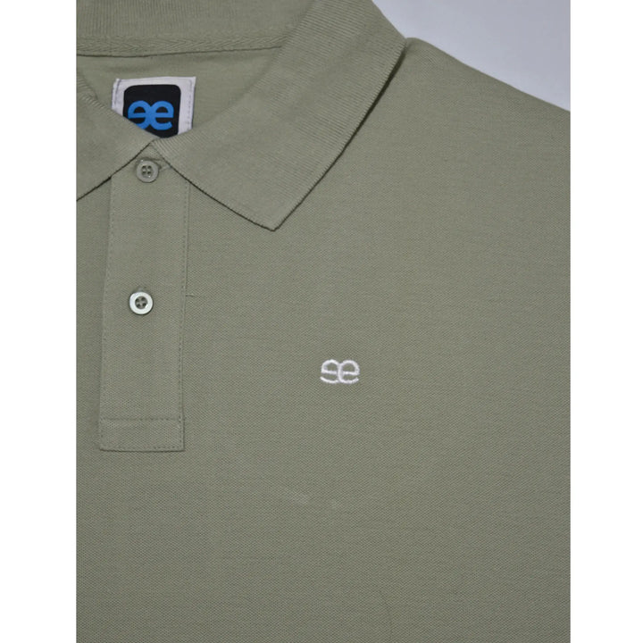 Detalle logo bordado en polo verde hombre algodón EE Exclusive