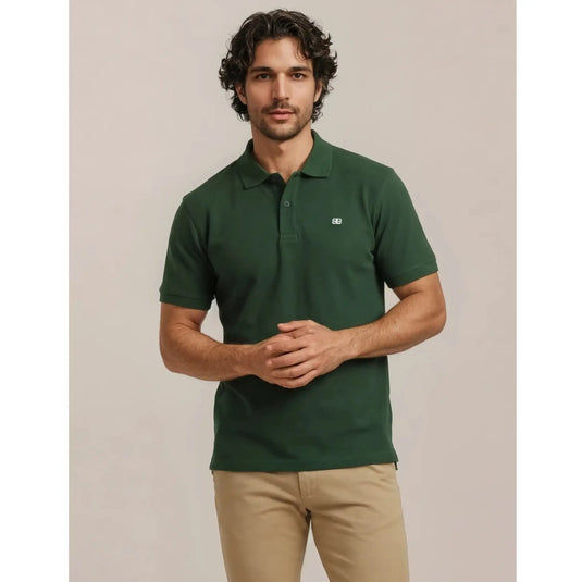 Polo verde para hombre EE Exclusive con pantalón beige, una opción fácil para vestir casual y elegante sin complicarte.