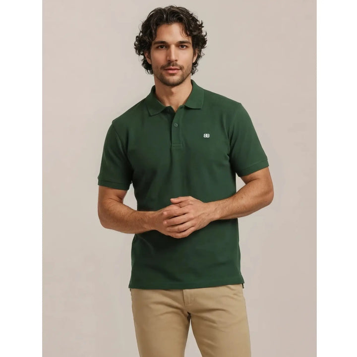 Polo verde para hombre EE Exclusive con pantalón beige, una opción fácil para vestir casual y elegante sin complicarte.
