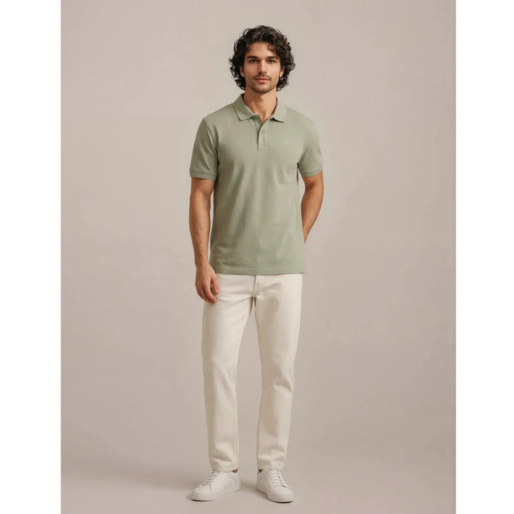Polo verde para hombre combinado con pantalón blanco look elegante casual