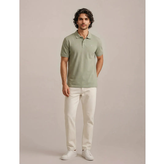 outfit hombre con polo verde oliva algodón combinado con pantalón blanco estilo casual elegante verano