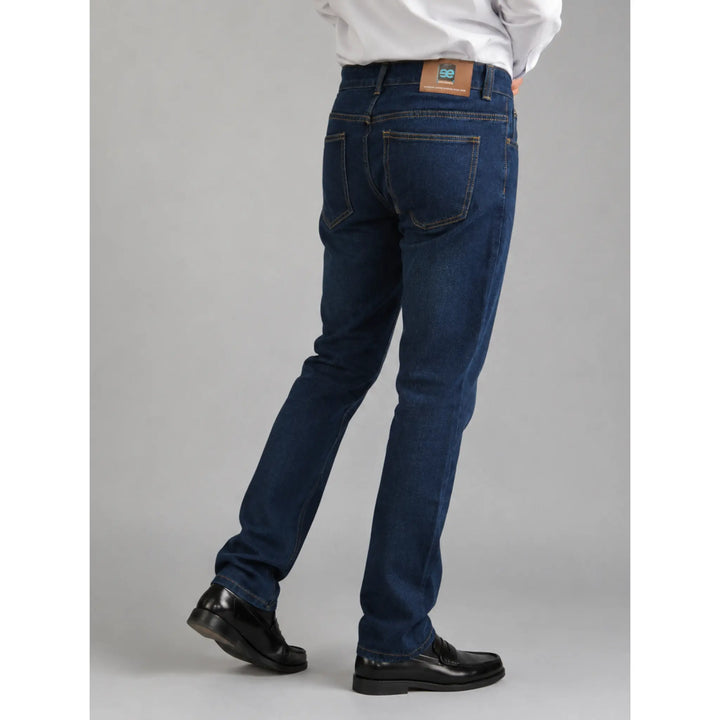 Vaquero recto azul Ubay para hombre en vista trasera con camisa blanca y mocasines negros