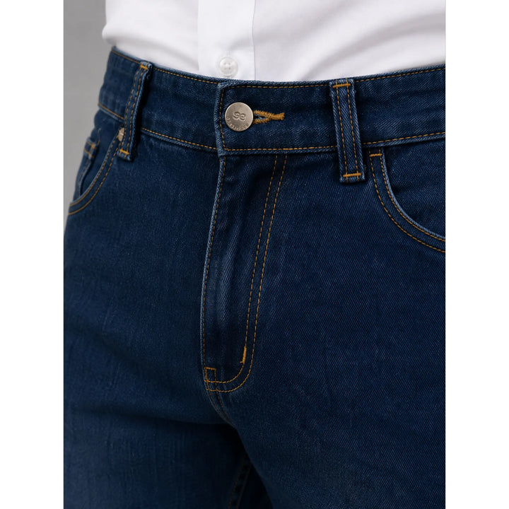 Pantalón vaquero azul Ubay para hombre en movimiento con camisa blanca