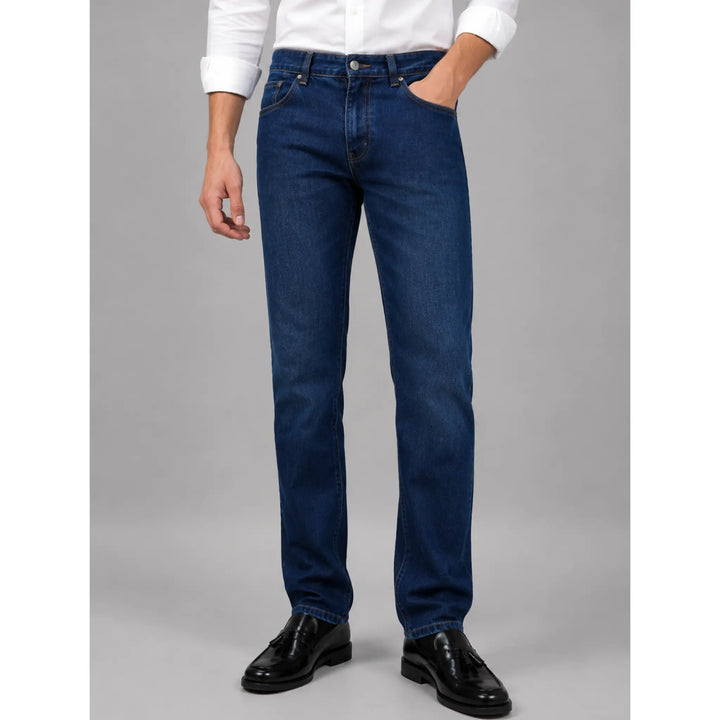 Vaquero recto azul para hombre Ubay con camisa blanca y mocasines negros vista frontal