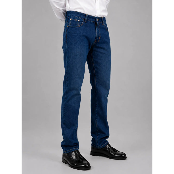 Pantalón vaquero recto azul Ubay combinado con camisa blanca y mocasines negros