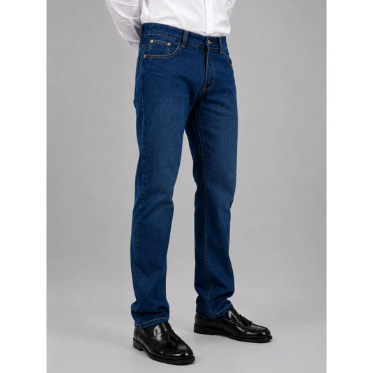 Pantalón vaquero recto azul Ubay combinado con camisa blanca y mocasines negros