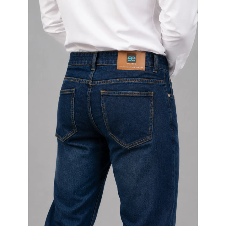 Vista trasera del pantalón vaquero azul Ubay para hombre con camisa blanca