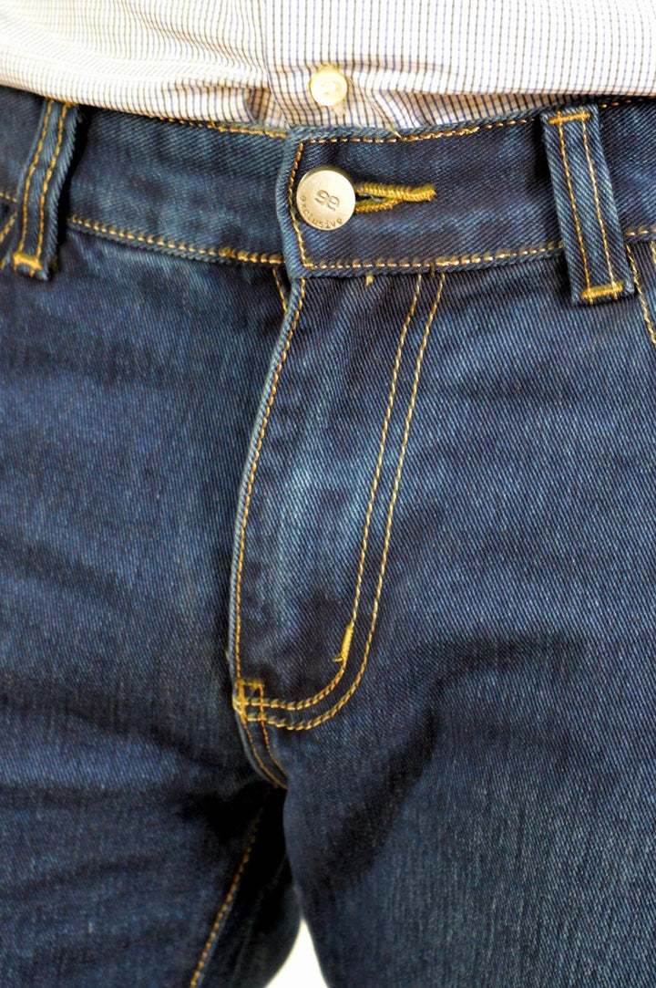 Vaqueros rectos azul oscuro de hombre EE Exclusive – detalle de cintura y bolsillos