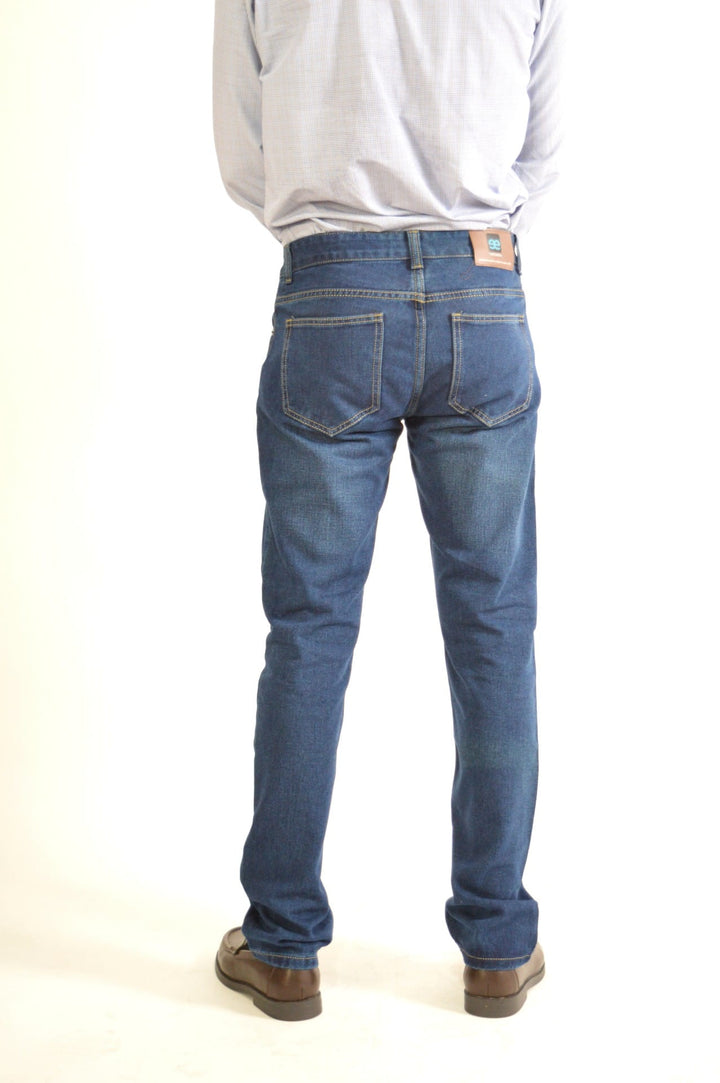 Vaqueros rectos azul oscuro de hombre EE Exclusive – vista trasera con corte recto
